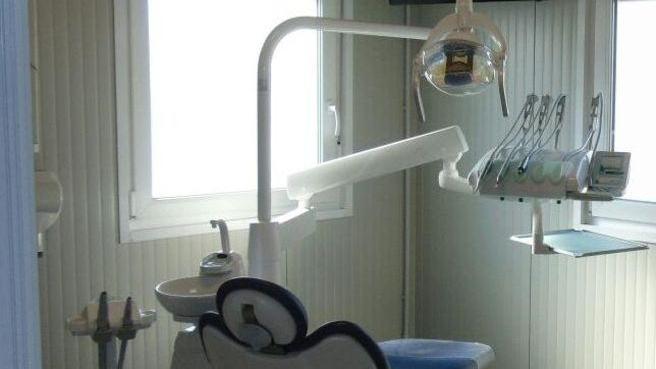 Sedia rotta dal dentista E per farsi visitare bisogna cambiare città