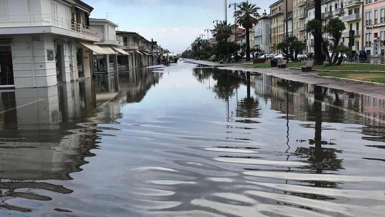 Il temporale trasforma la Passeggiata in un fiume