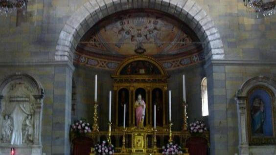 Cartello di inizio lavori al portone della chiesa Si riapre la polemica