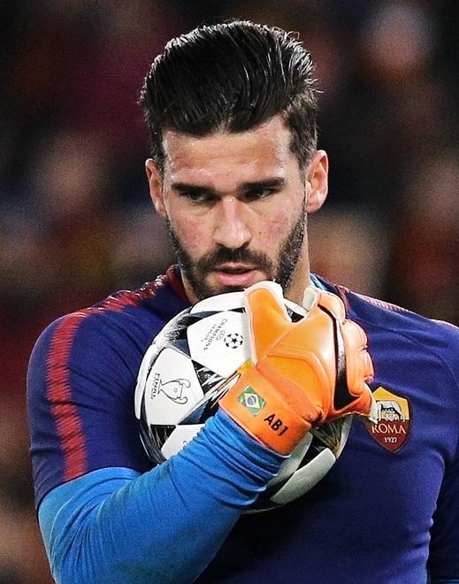 Il Chelsea stringe i tempi per Higuain e Alisson Il Milan sfoltisce i ranghi