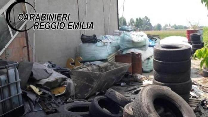 Rifiuti tossici e pericolosi accumulati in un’area privata
