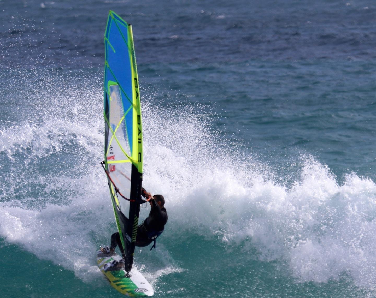 Il periplo dell’isola alla ricerca di venti e onde per il windsurf