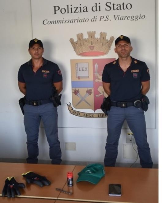 Col figlio quindicenne a bordo sperona la volante della polizia 
