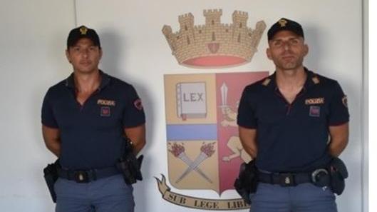 Col figlio quindicenne a bordo sperona la volante della polizia