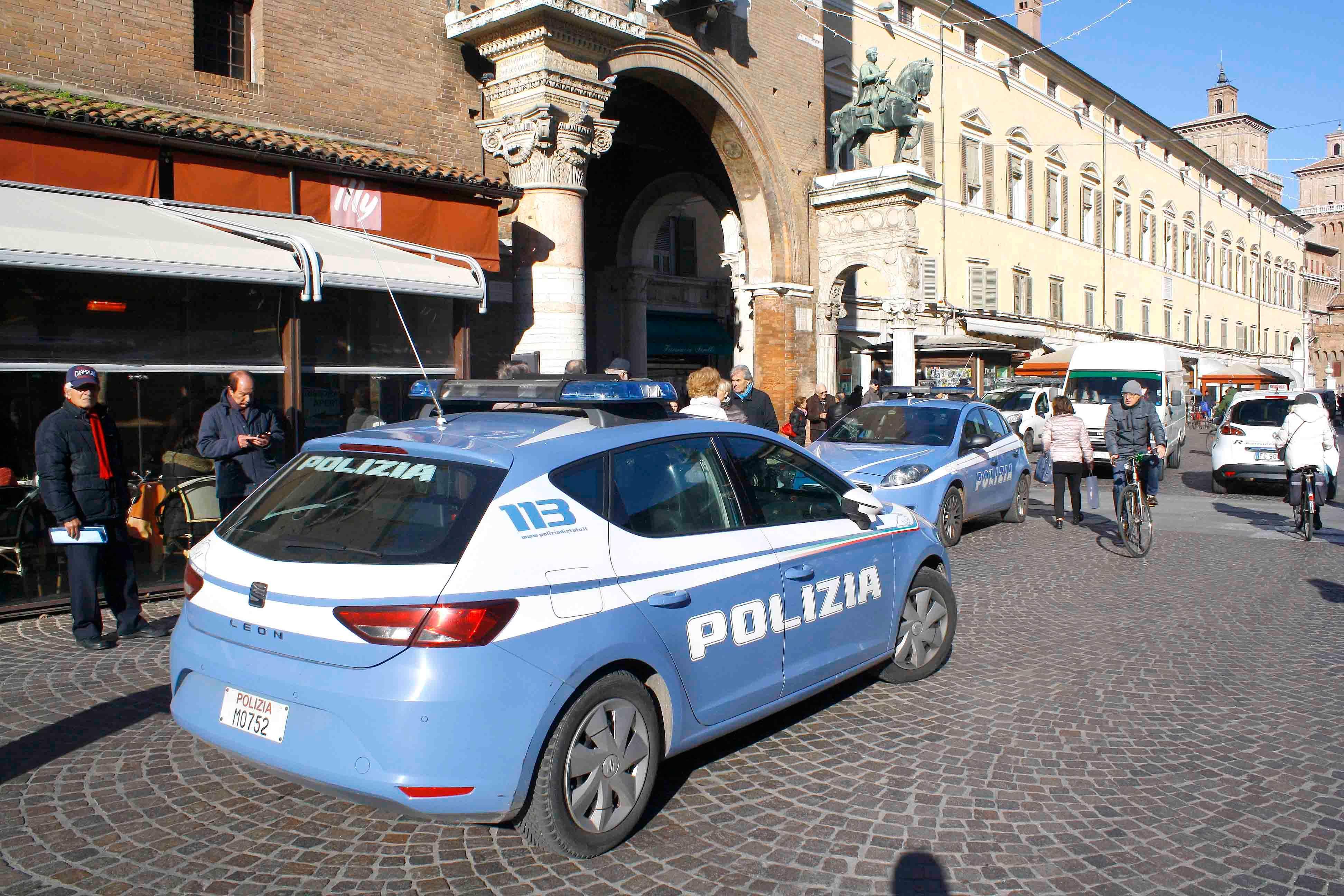 La Polizia di stato davanti al bar pasticceria