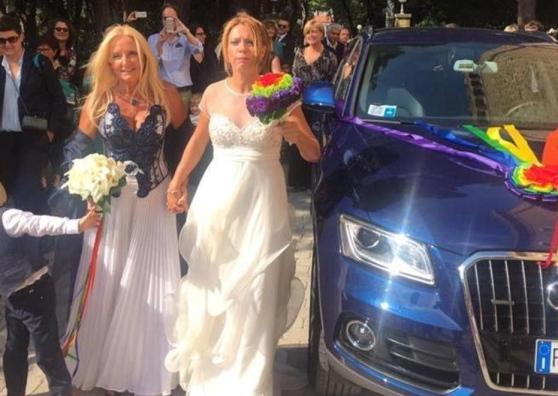 L'avvocata Federica Tempori (a destra) il giorno del suo matrimonio al Castello  Pasquini