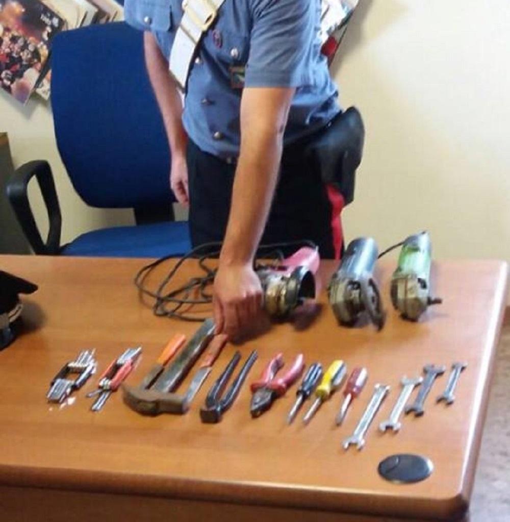 Carpi, fermato con arnesi da scasso in auto 