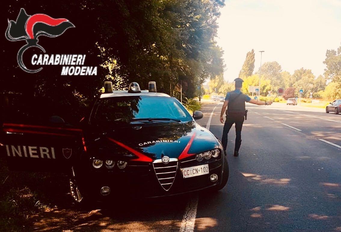 Carpi, ruba costume e telo prima di andare in piscina 