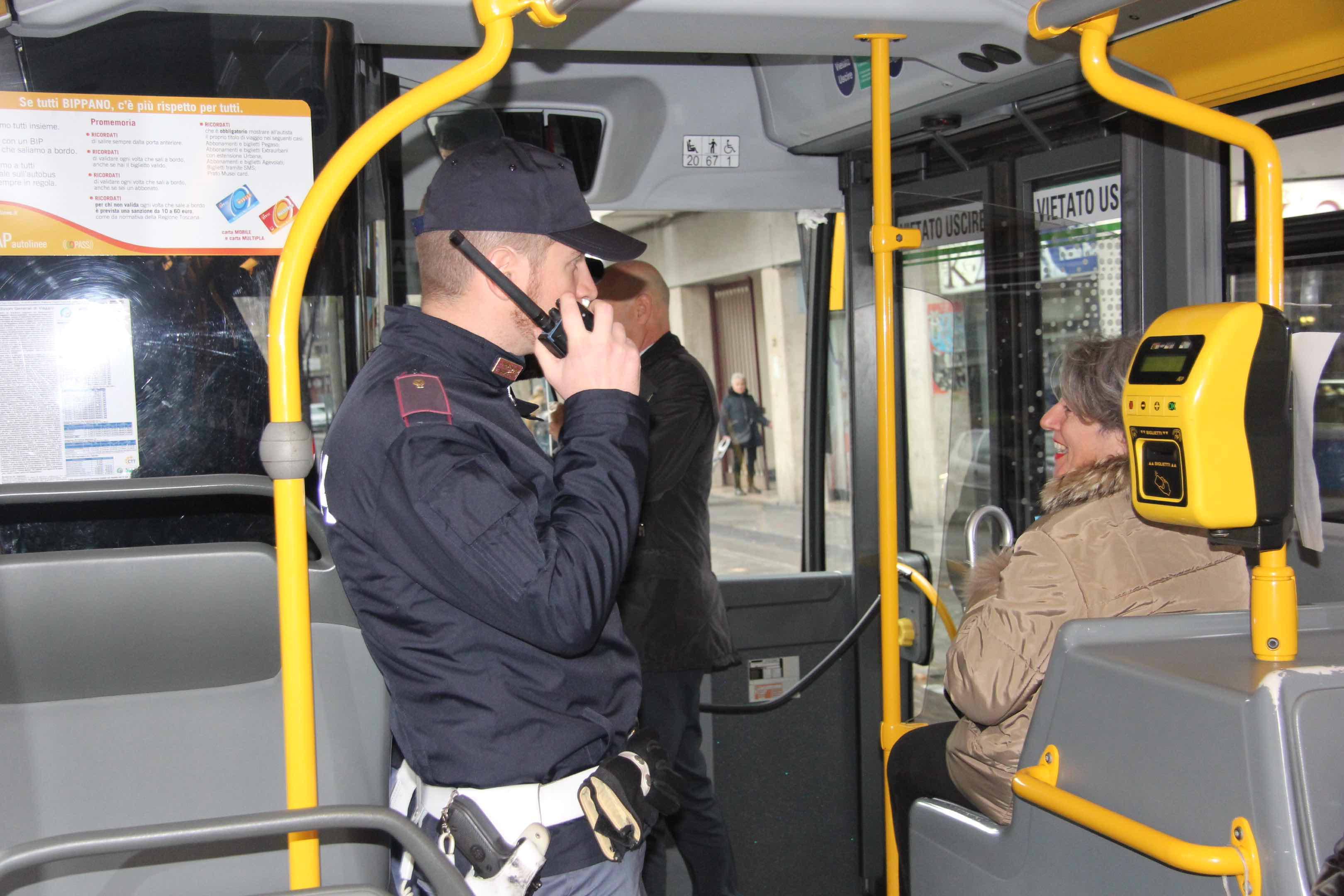 Un poliziotto su un autobus della Cap (foto d'archivio)