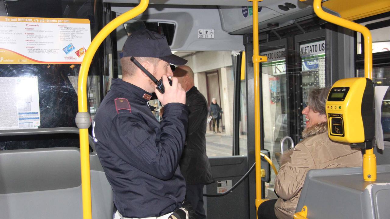 Un poliziotto su un autobus della Cap (foto d'archivio)