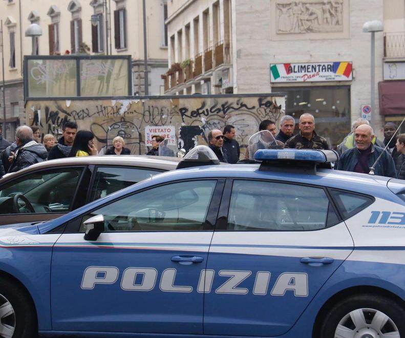 Caos via del Pantalone: «Faremo un comitato contro risse e spaccio» 