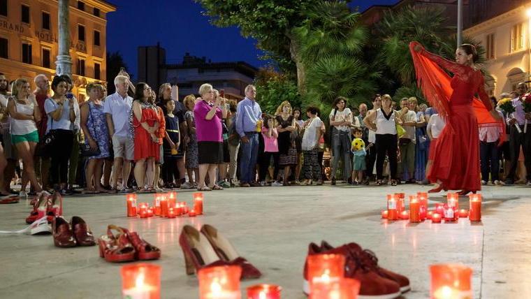 Scarpe rosse in ricordo delle donne uccise