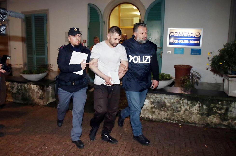 ''Di quella mattina ricordo solo dei flash. Uno di loro aveva la bottiglia in mano''