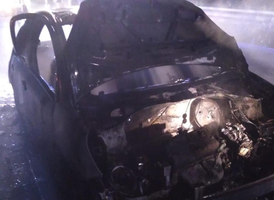 Auto distrutta nel rogo ma all’arrivo dei vigili il conducente è sparito