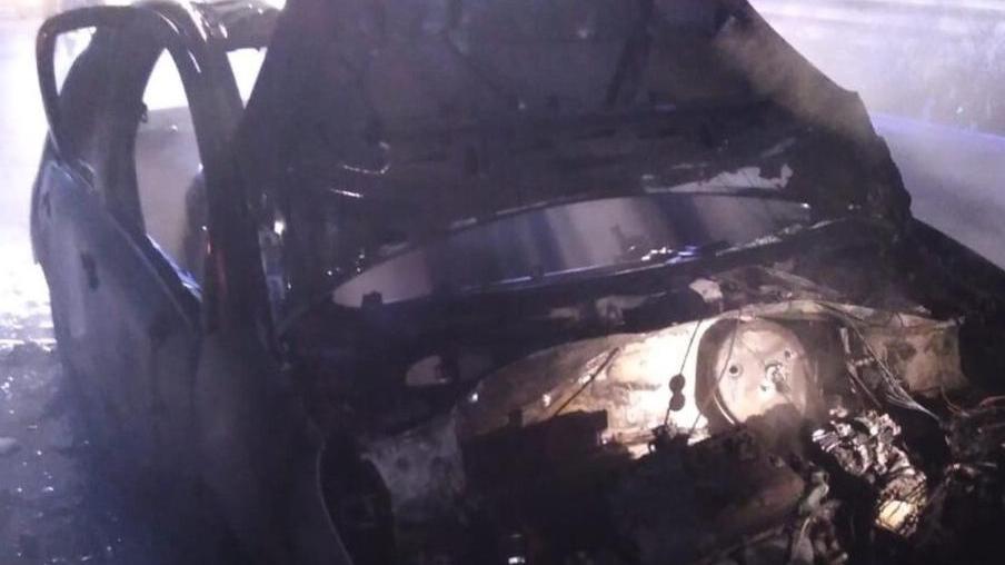 Auto distrutta nel rogo ma all’arrivo dei vigili il conducente è sparito