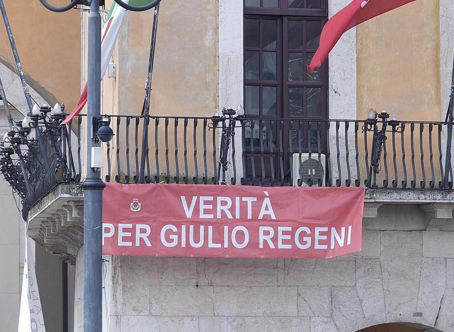 Lo striscione per Regeni è già tornato a sventolare dal terrazzo comunale