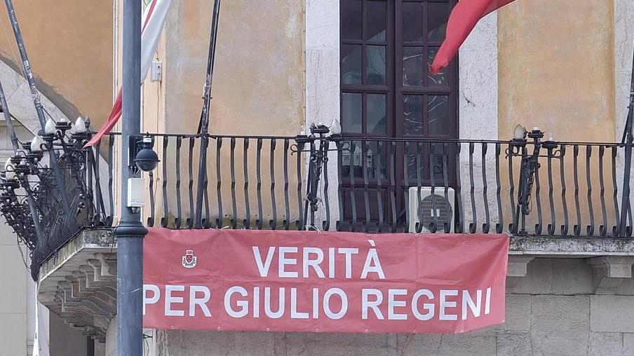 Lo striscione per Regeni è già tornato a sventolare dal terrazzo comunale