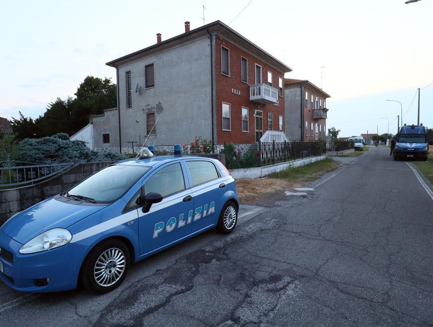 La gente scende in strada per dire no ai migranti 