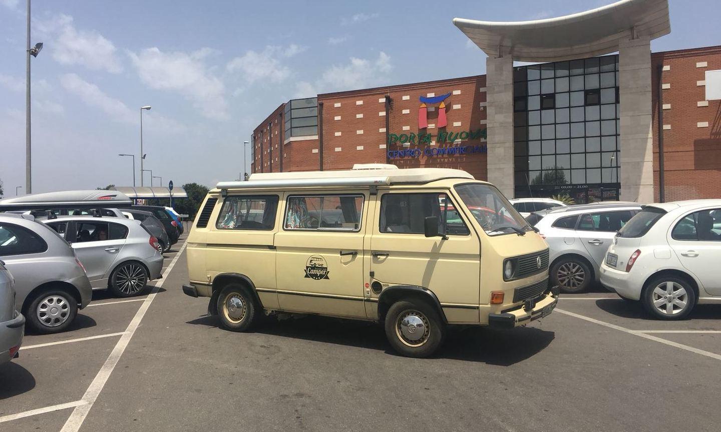 Sosta nel bel mezzo del parcheggio