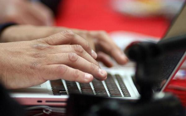 Modena: la conosce sul web, la minaccia e poi le estorce 70mila euro 