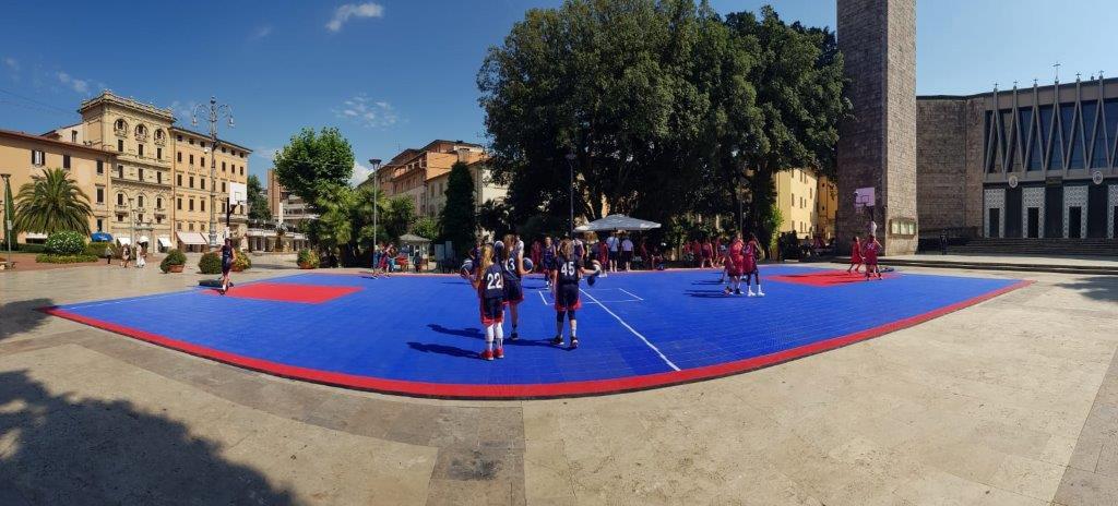 Il campo da basket allestito davanti alla chiesa in piazza del Popolo