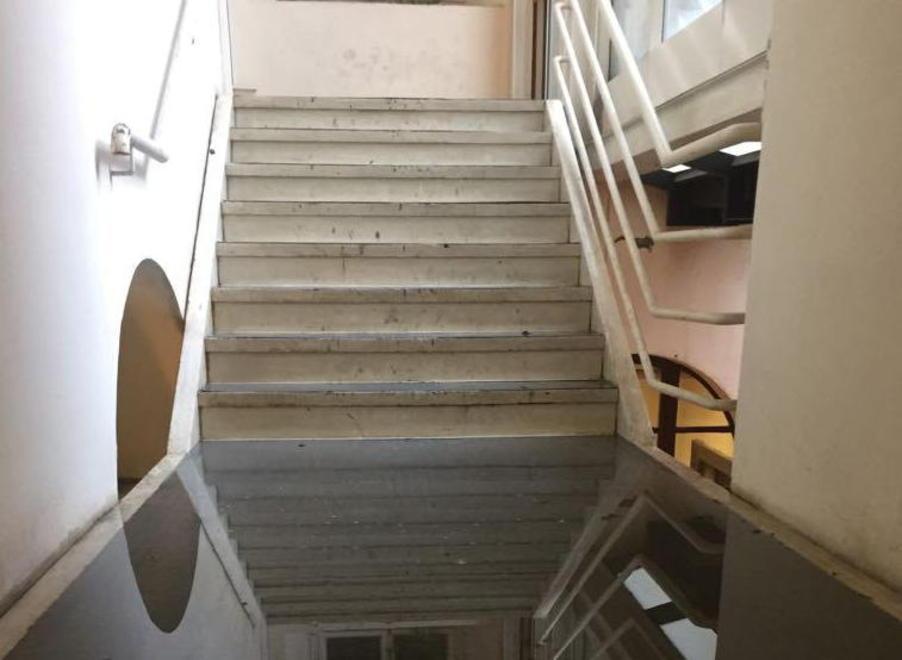 Piove in Tribunale, corridoi allagati: «Così non si può andare avanti» 