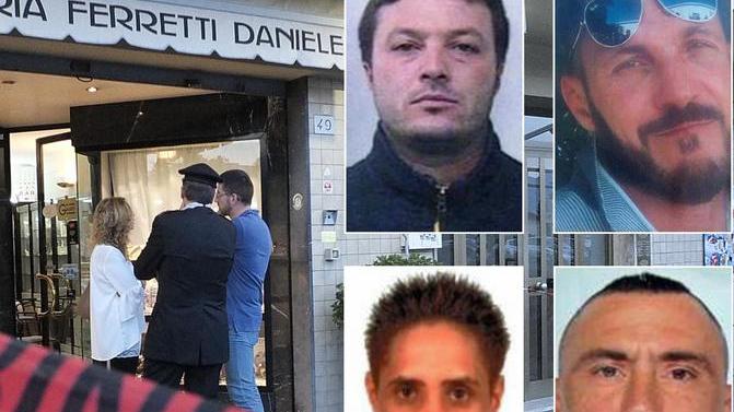 Un'immagine della gioielleria e i quattro rapinatori: in senso orario Damiano Masi, Simone Bernardi (rimasto ucciso), Marco Carciati e Gabriele Kiflè