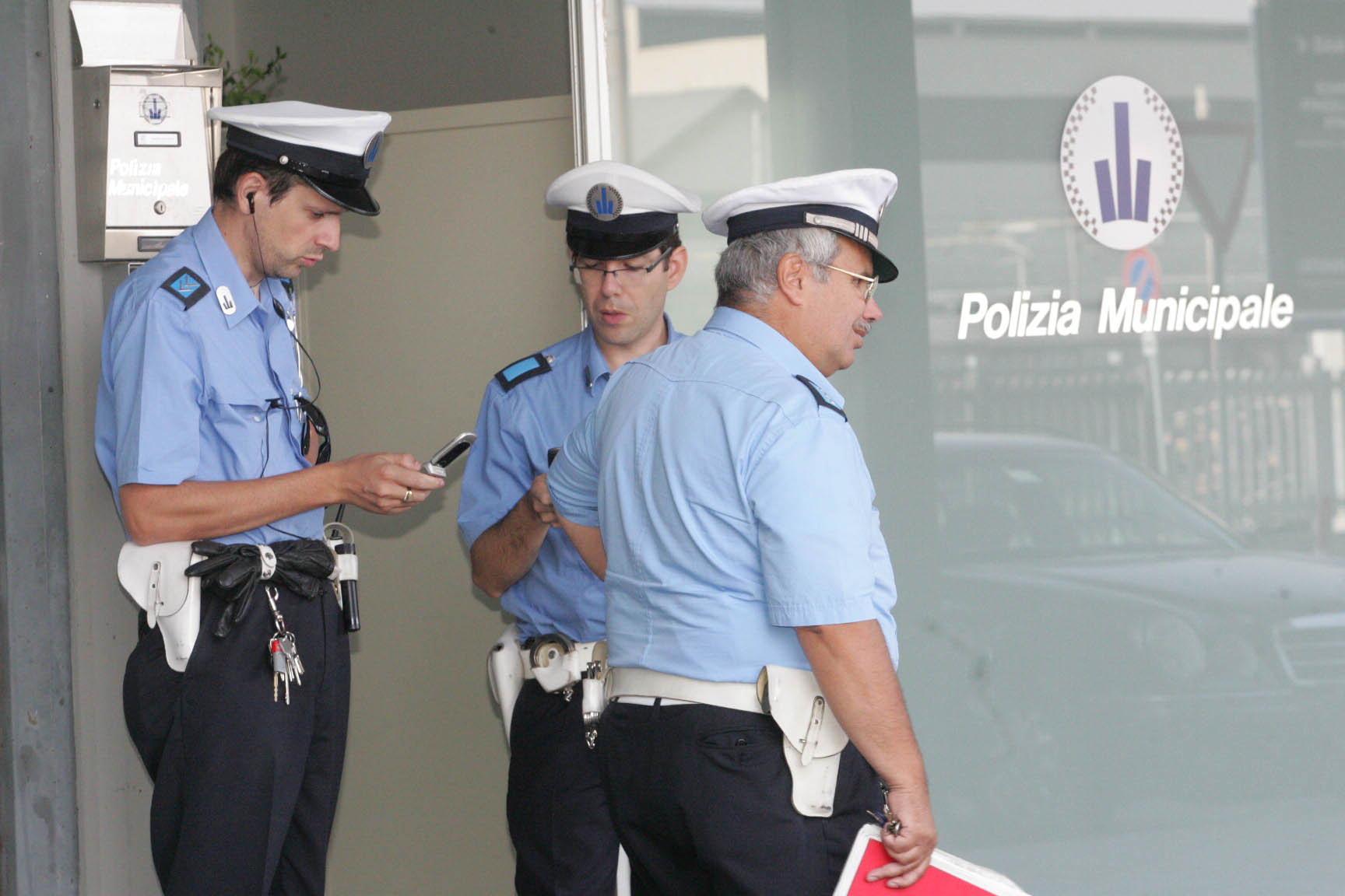 Reggio Emilia, torna a casa e la trova piena di abusivi