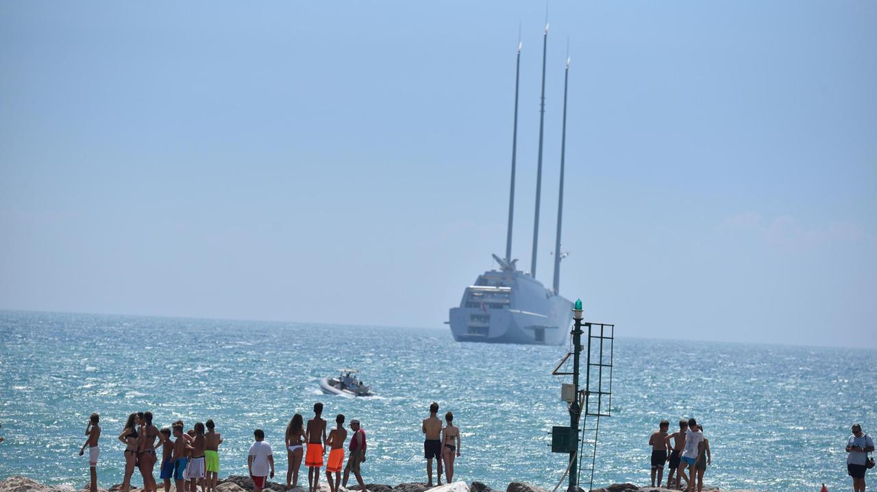 Il megayacht "A" del miliardario russo Andrey Melnichenko, al largo di Marina di Grosseto (foto Agenzia Bf)