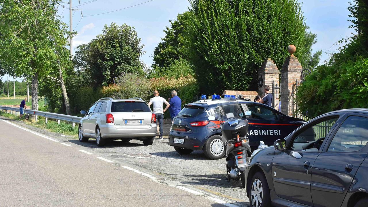 Bibbiano: scivola nel fossato, batte la testa e muore