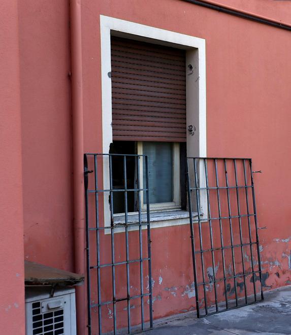 Modena, si chiudono in camera prendono oro e orologi poi fuggono dal balcone 