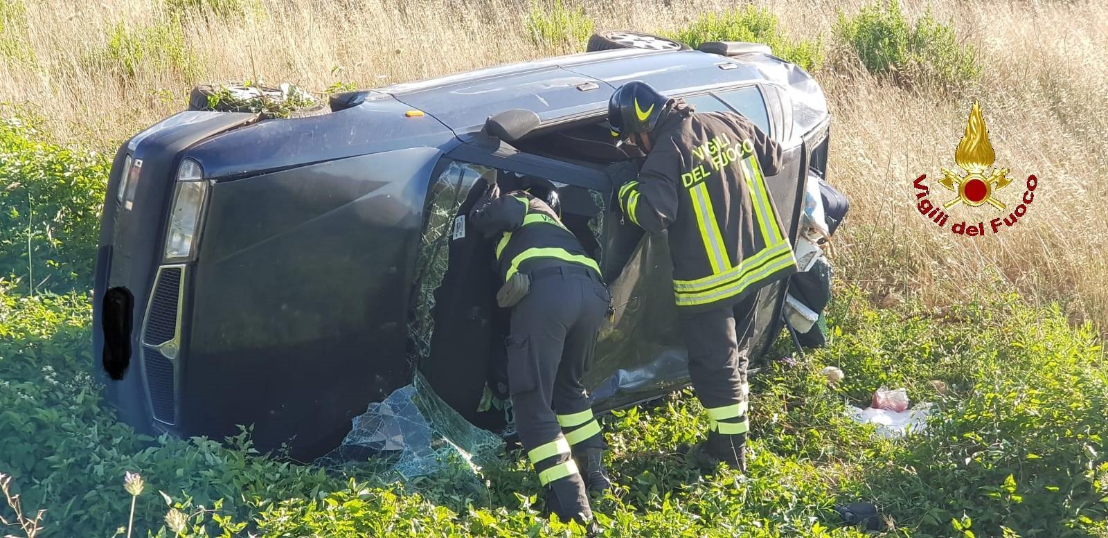L'auto finita nel campo a Fonteblanda (foto Vigili del fuoco)