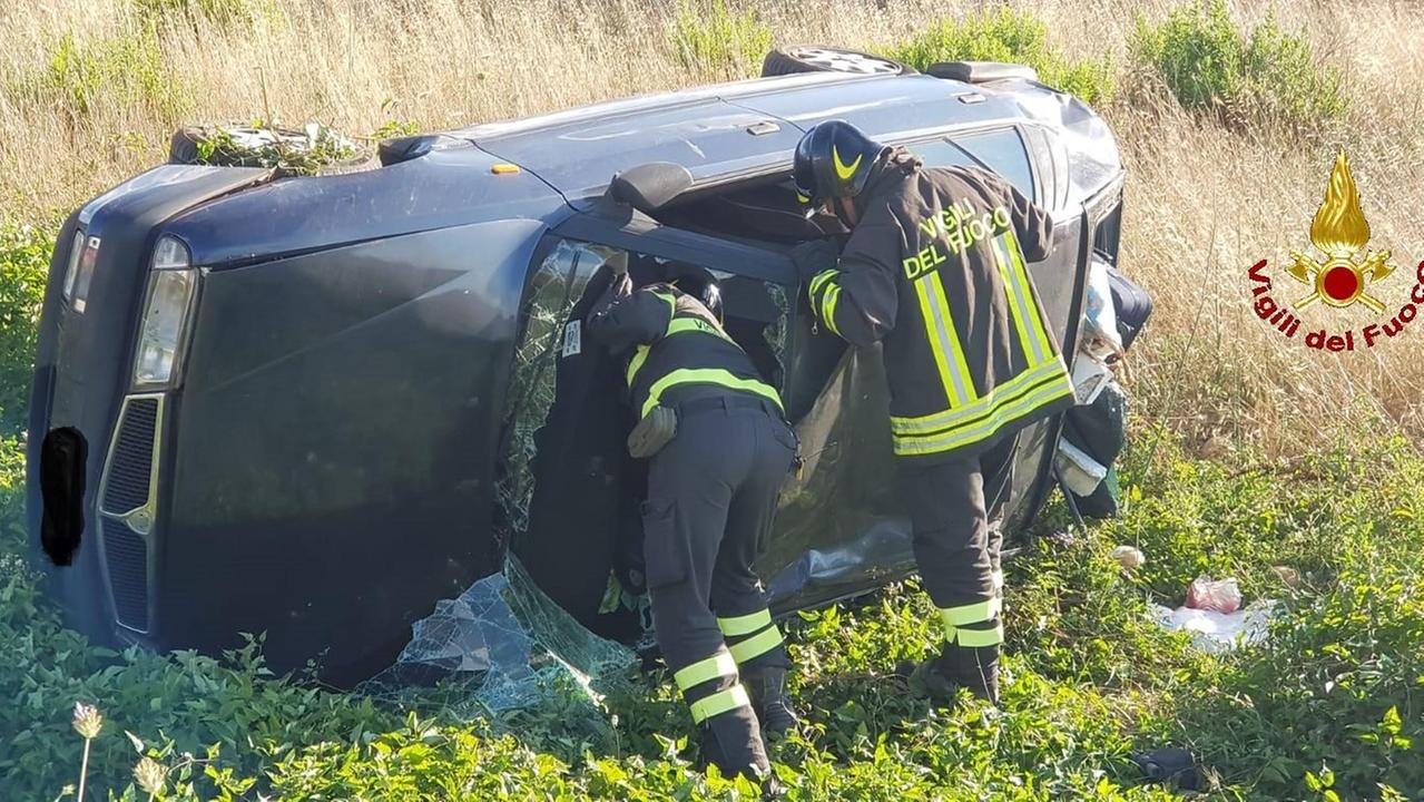 L'auto finita nel campo a Fonteblanda (foto Vigili del fuoco)