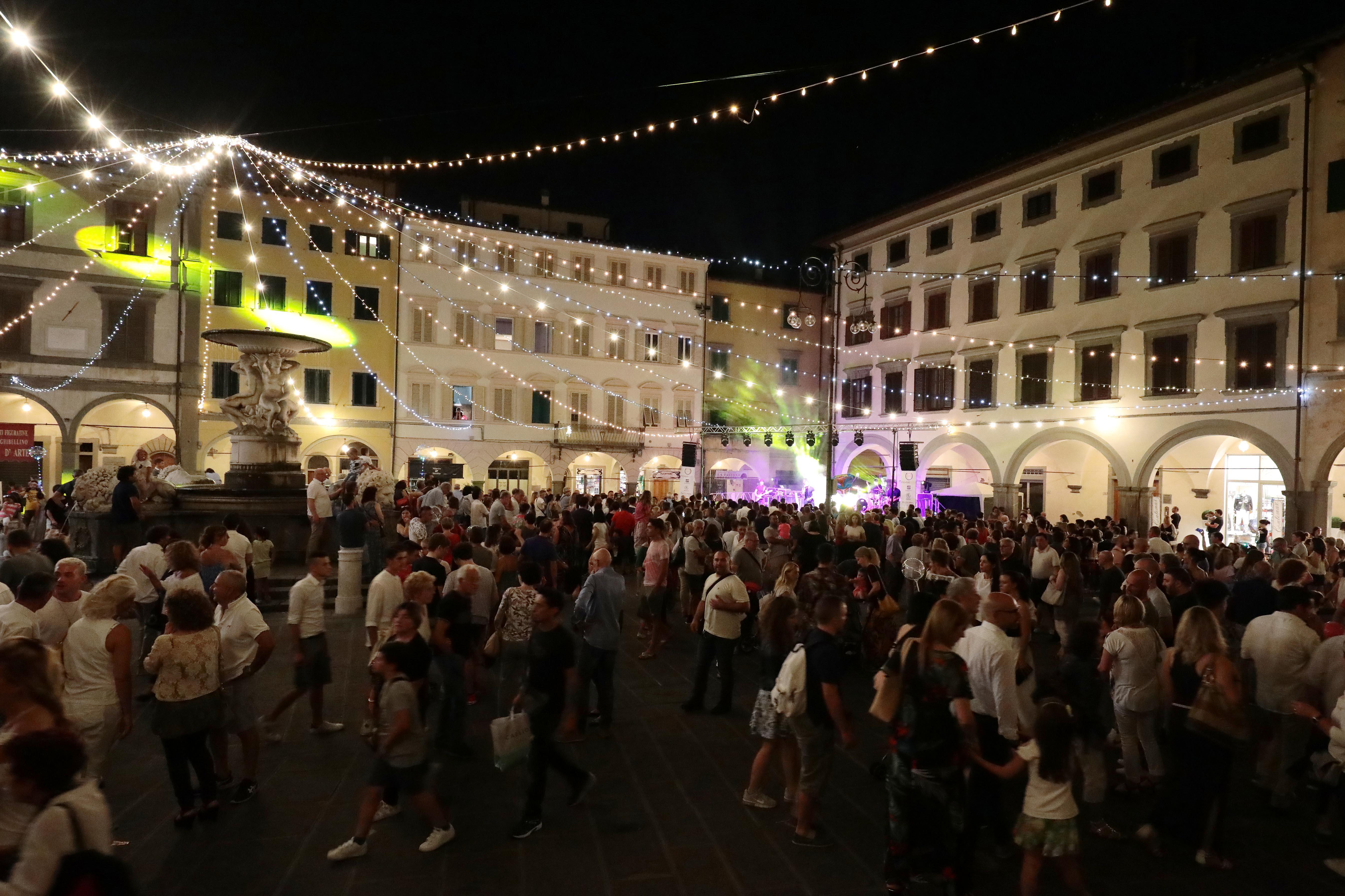 Piazza Farinata con il concerto (foto agenzia Sestini)