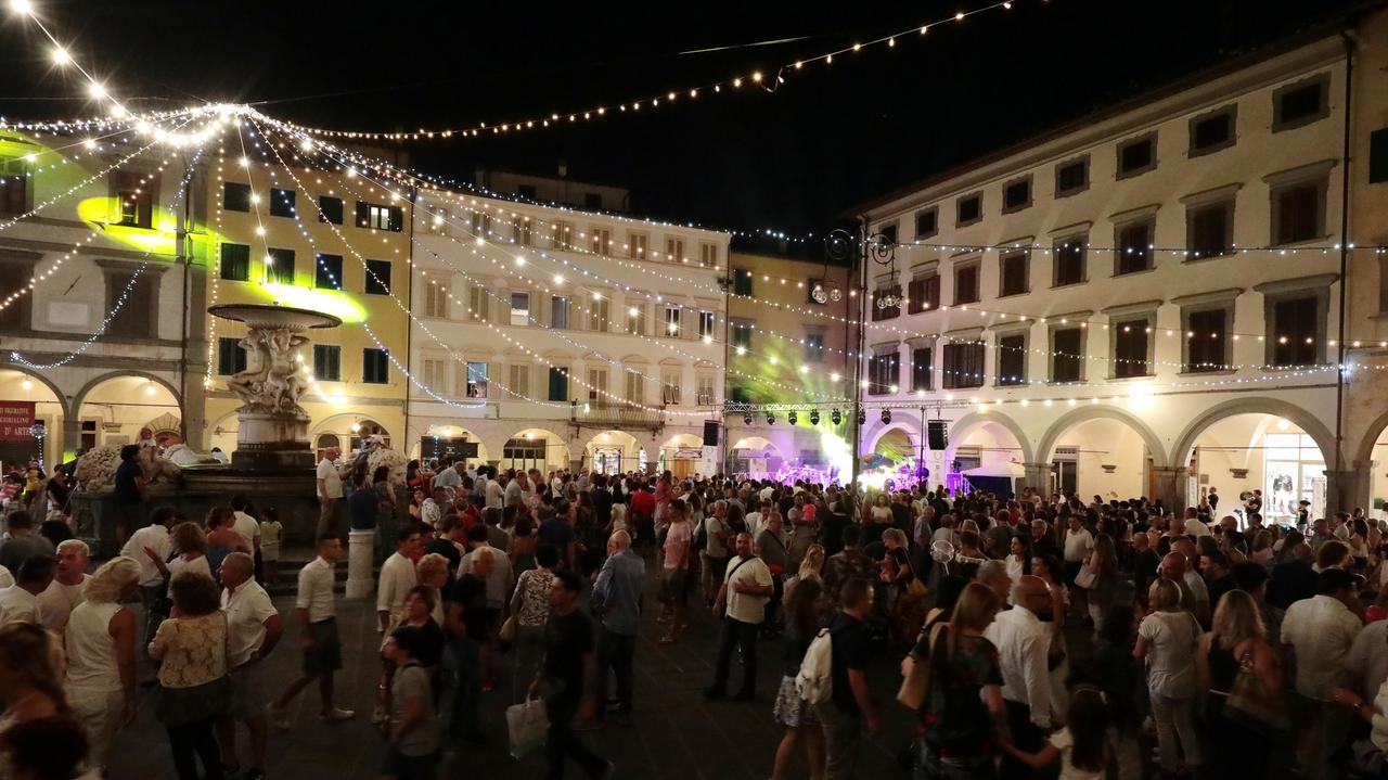 Piazza Farinata con il concerto (foto agenzia Sestini)