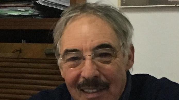 Cassonetti stracolmi e rifiuti gettati fuori «Non è un bel vedere»