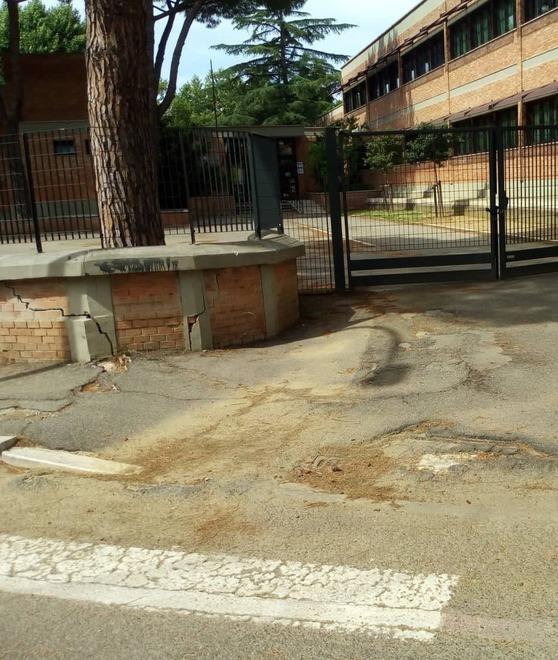 Marciapiede pericoloso Segnalazione dal Pd 