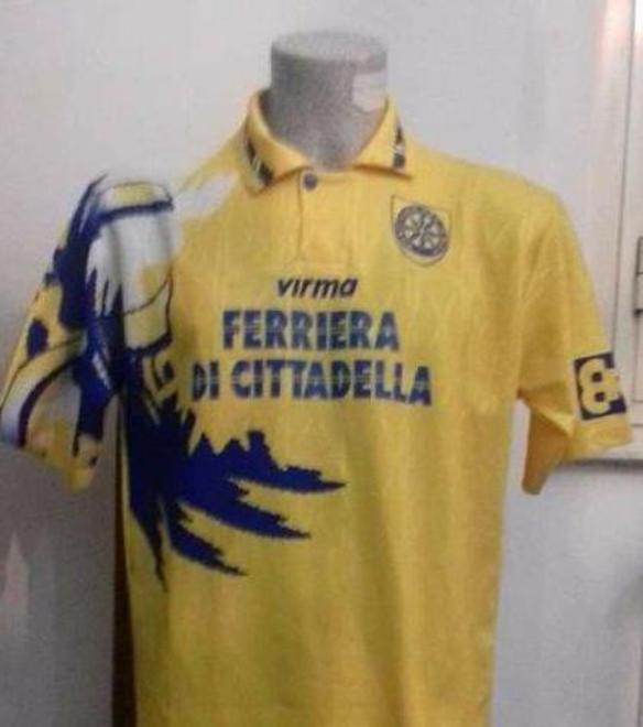 I calciatori vanno, il gialloblù resta: la super collezione del tifoso misterioso