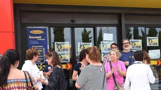 Mercatone, aumentano i posti assicurati nei negozi lucchesi