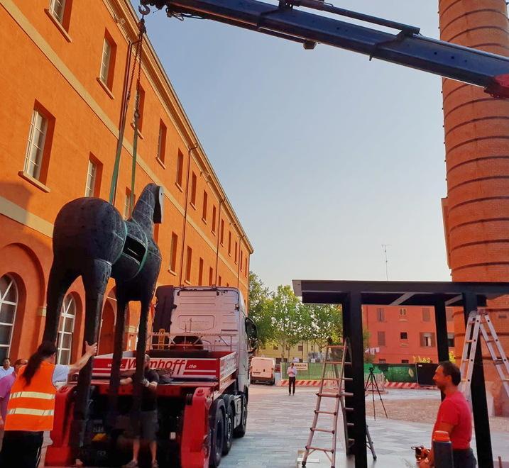 Il cavallo di Paladino lascia vuota la piazza