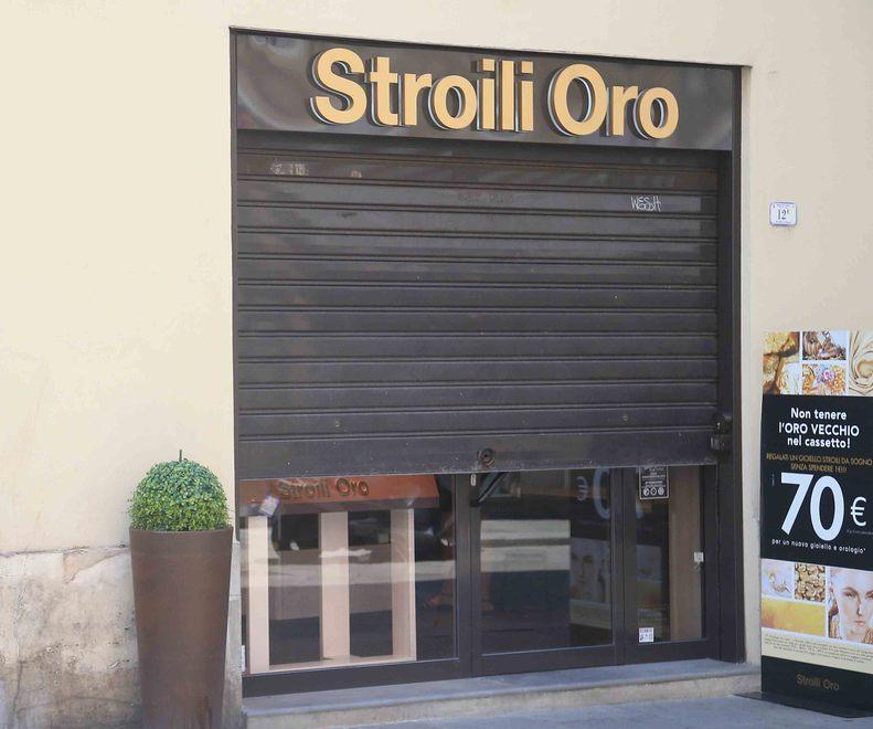 Banditi con pistola e siringa da Stroili Oro «Aiuto, fermateli: sono stata rapinata» 