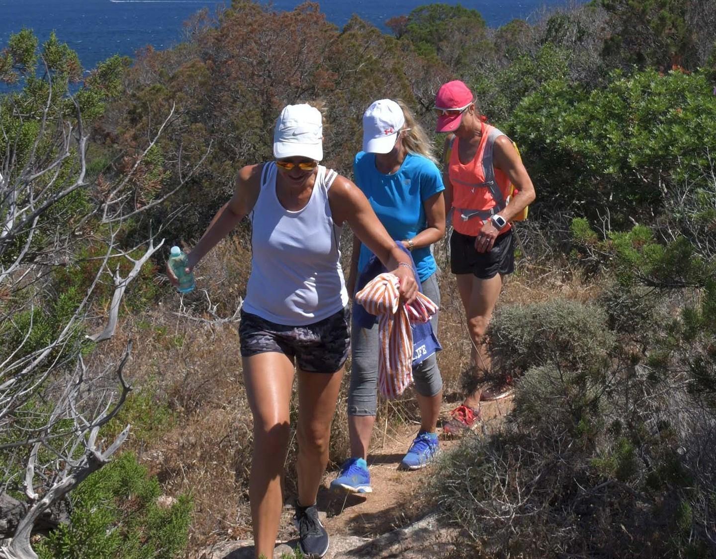 Camminare tra i profumi sopra la baia di Porto Cervo
