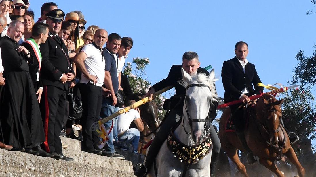 Fede, cavalli e coraggio: in 20mila per l’Ardia