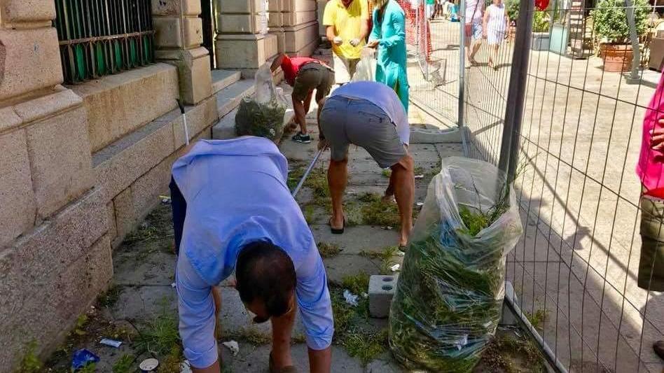 I commercianti puliscono il cantiere