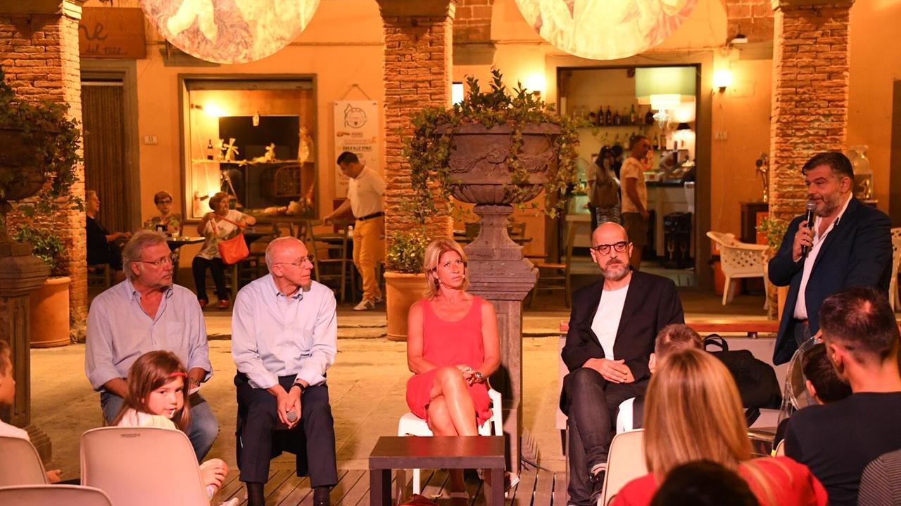 Tutte le maglie del mondo, Morace superstar in piazza a Peccioli
