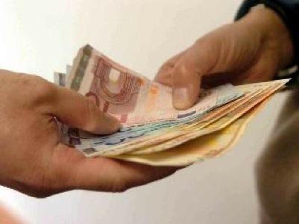 Minaccia i nonni per farsi consegnare i soldi: arrestato