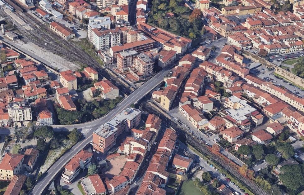 Una veduta dall’alto (Google Maps) del ponte dell’Arca, che scavalca la ferrovia per Prato