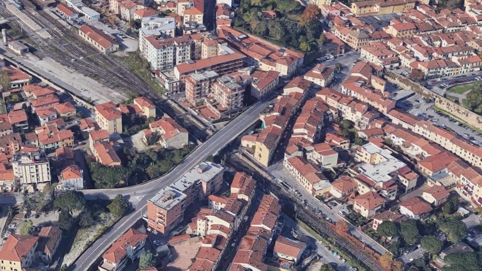 Una veduta dall’alto (Google Maps) del ponte dell’Arca, che scavalca la ferrovia per Prato