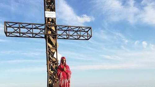 La maddona del Monte Cusna dipinta di rosso