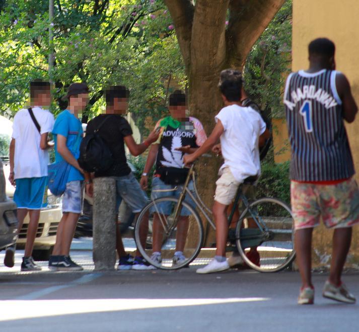Due genitori lanciano l'allarme: «Nostro figlio minorenne è un “cannaiolo”. Aiutateci, l’estate è il periodo più difficile»  